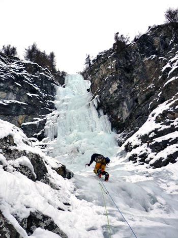 Grimpeur sur une cascade de glace