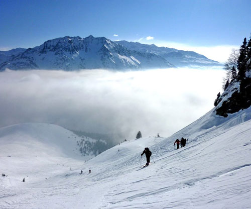 Ski de montagne dans la brume