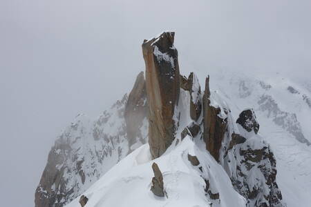 Arête des Cosmiques et Mont Blanc sous les spatules