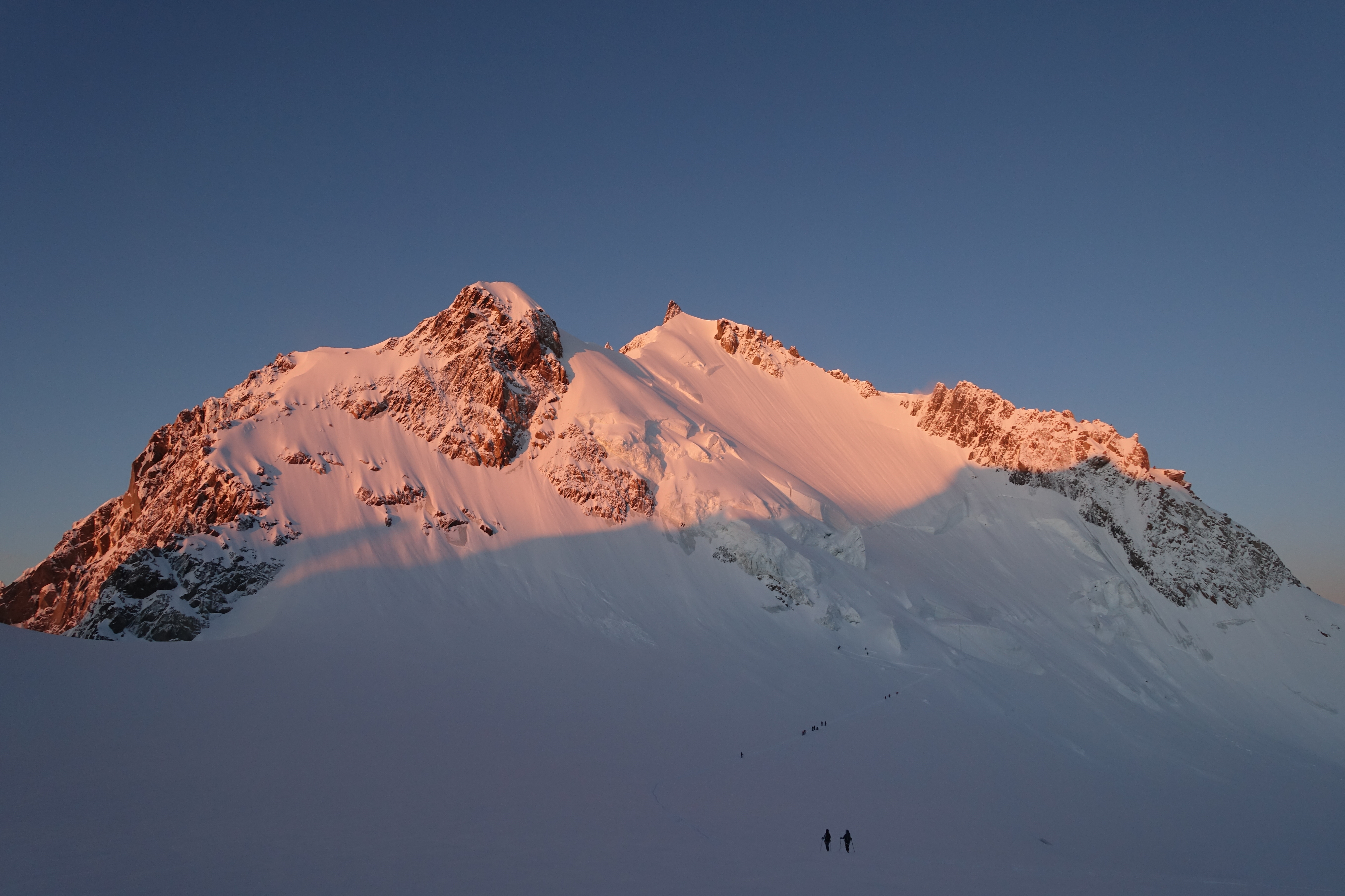 Arête des Cosmiques et Mont Blanc sous les spatules