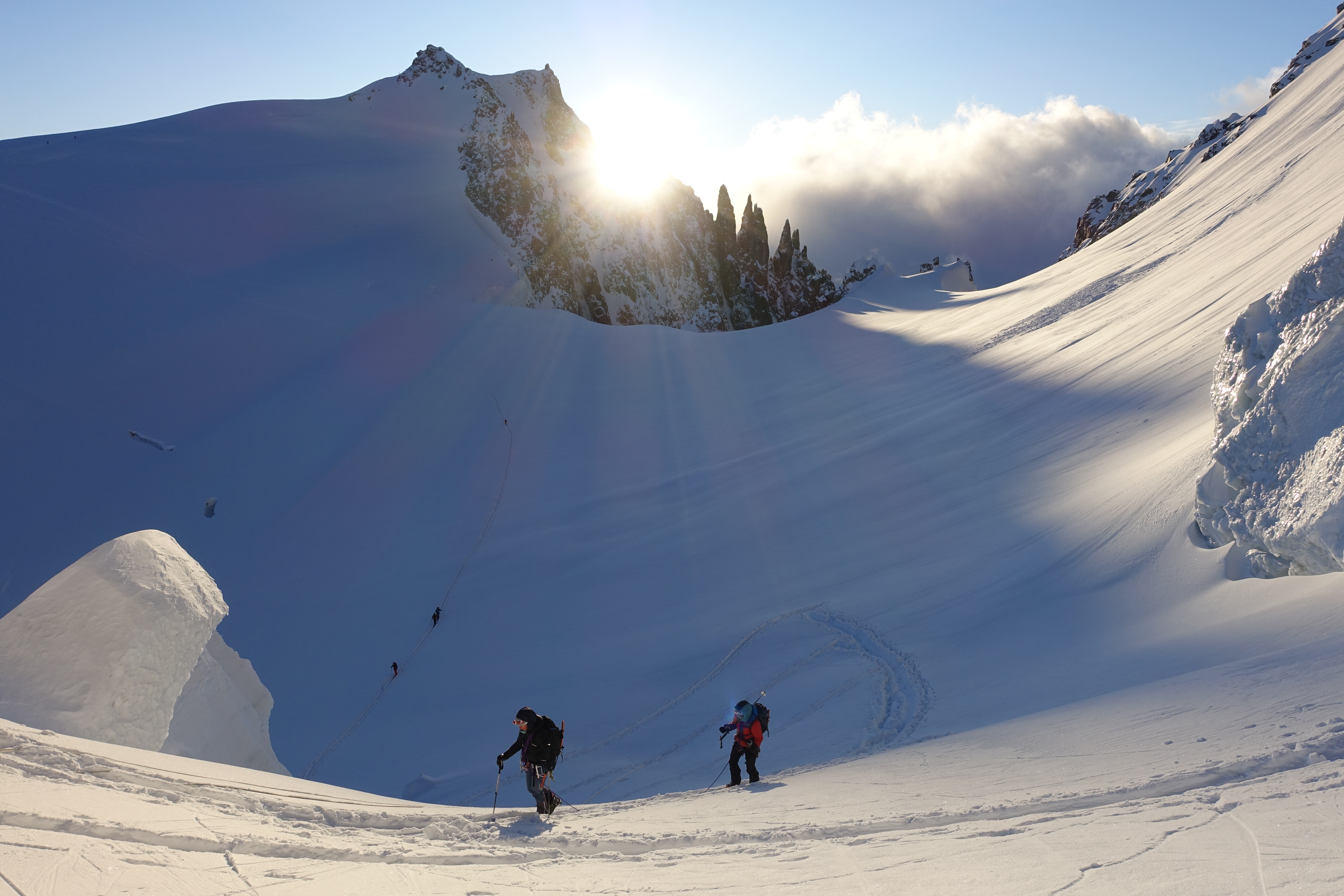 Arête des Cosmiques et Mont Blanc sous les spatules