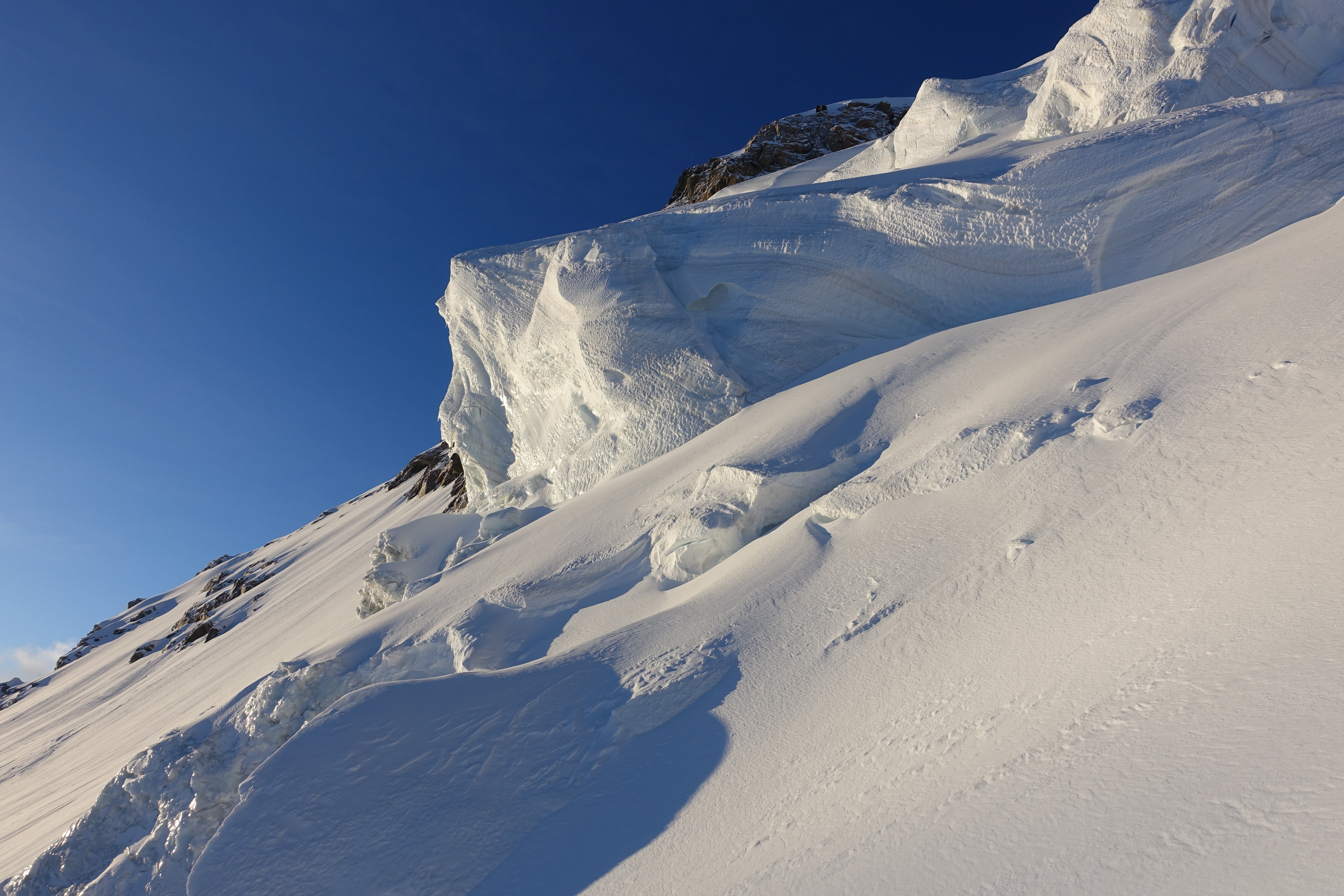 Arête des Cosmiques et Mont Blanc sous les spatules