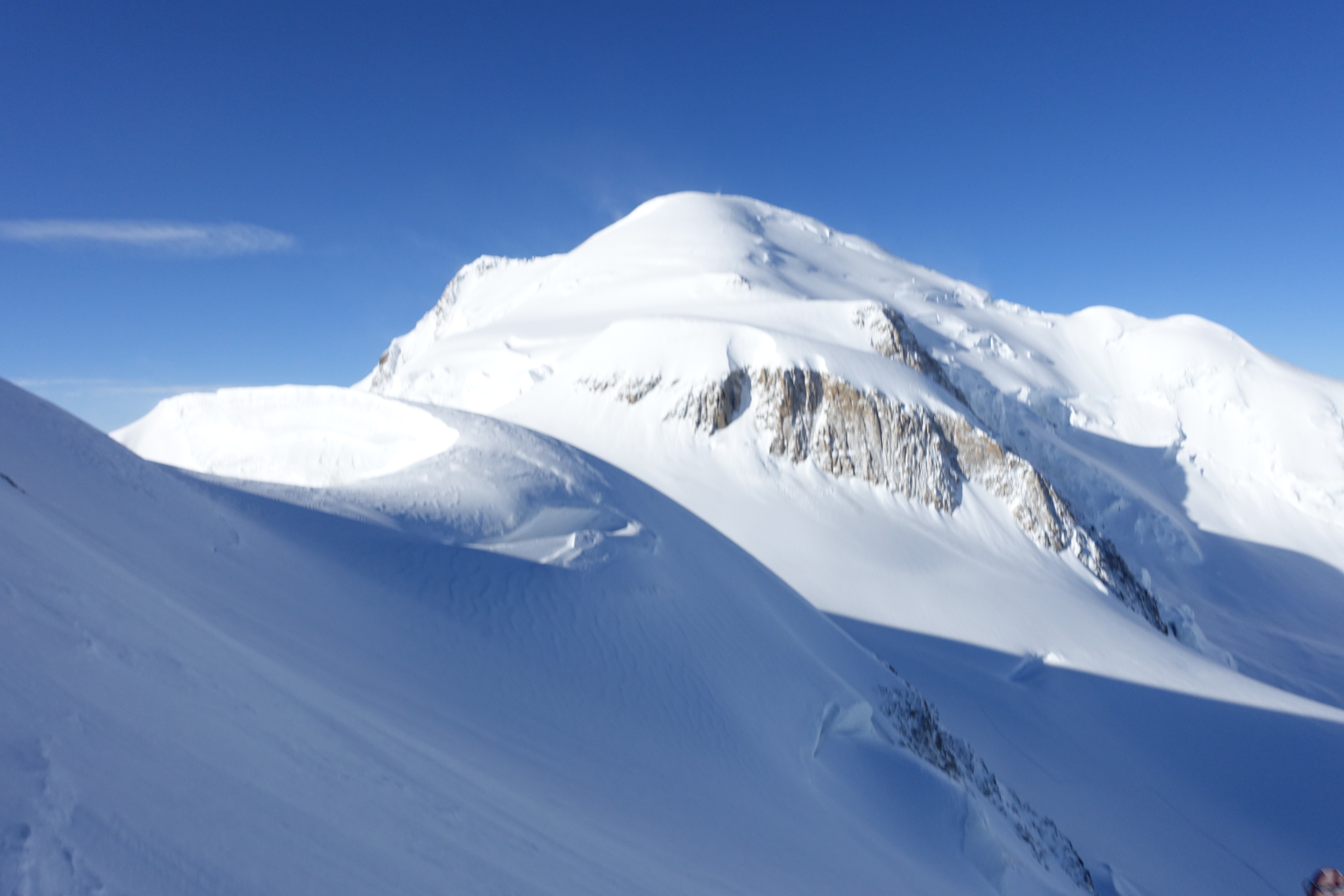 Arête des Cosmiques et Mont Blanc sous les spatules
