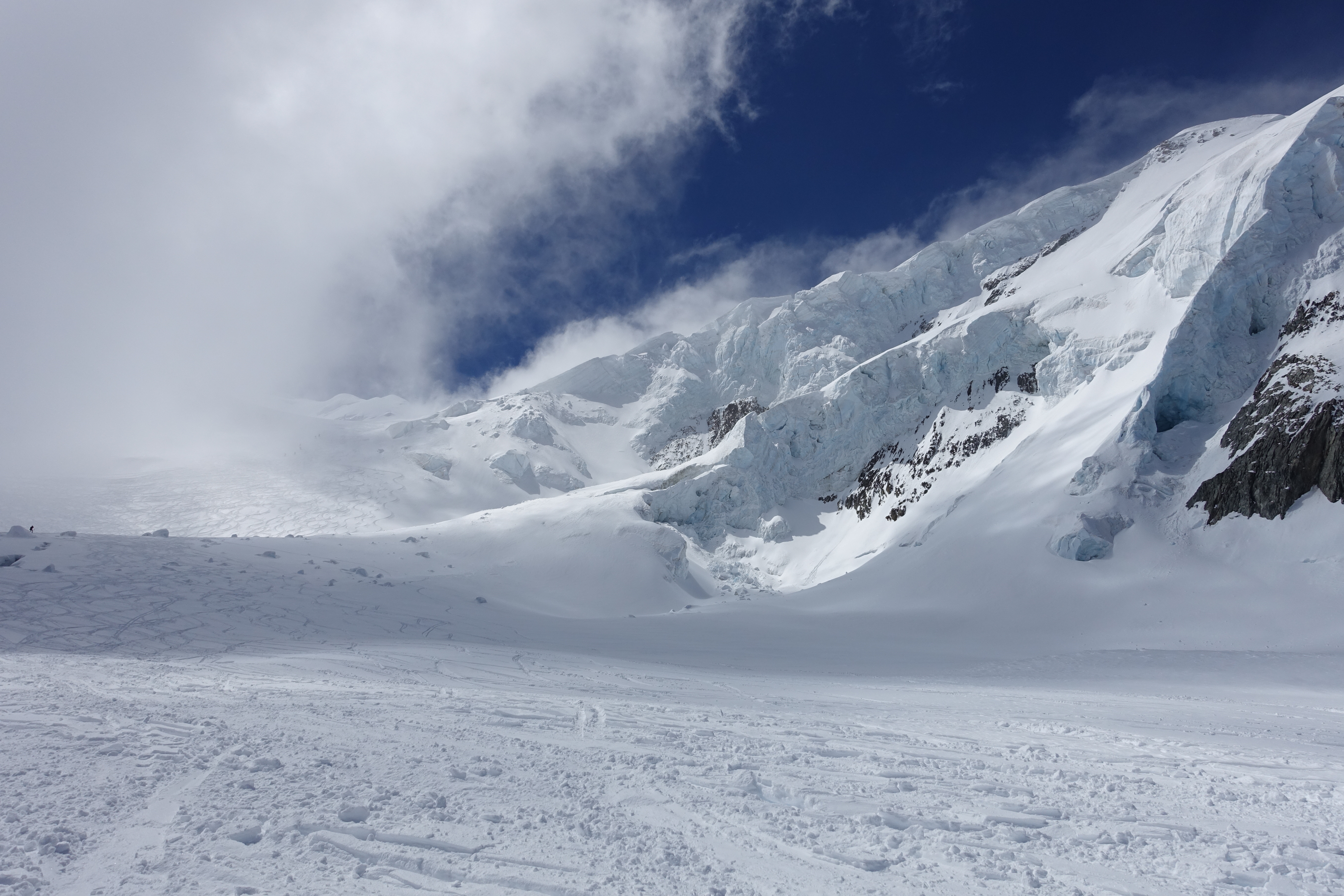 Arête des Cosmiques et Mont Blanc sous les spatules