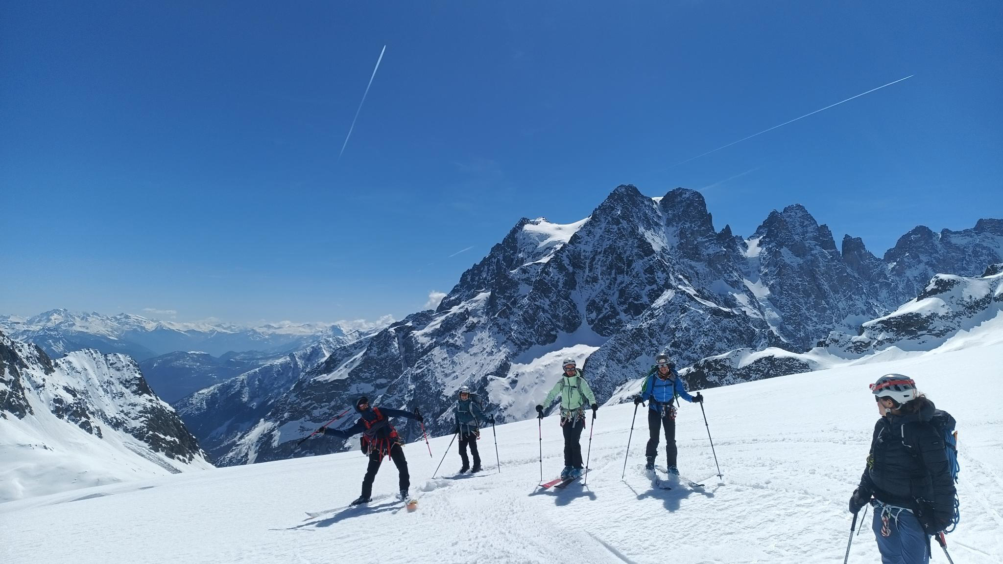 5 jours dans les écrins : Un raid à ski extraordinaire !