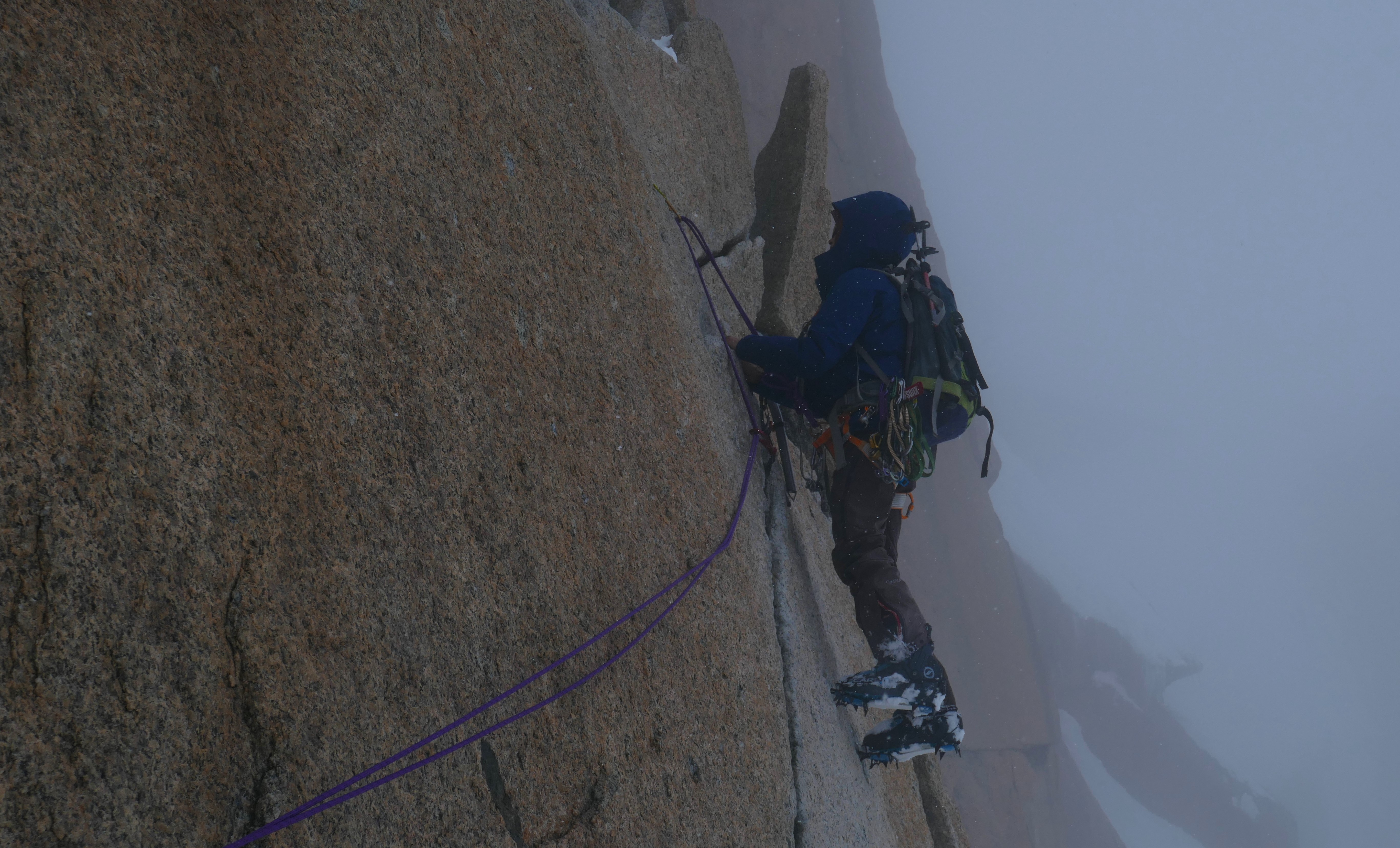 Arête des Cosmiques et Mont Blanc sous les spatules
