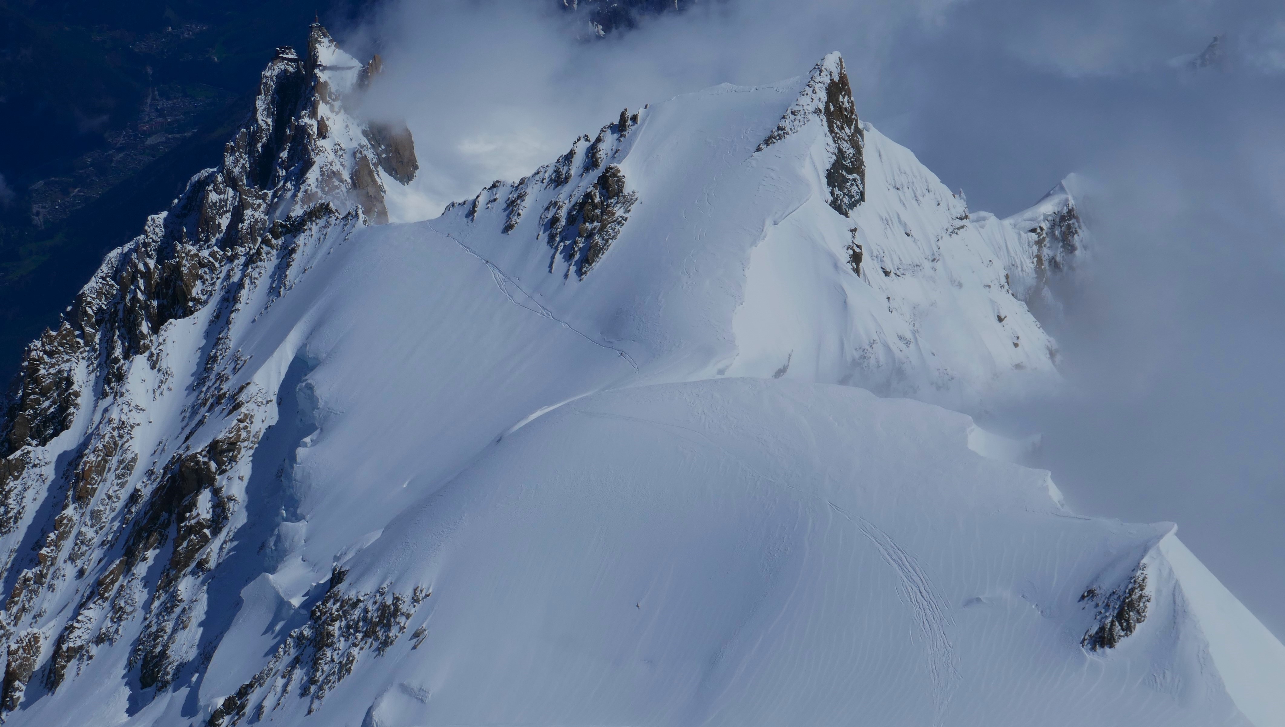 Arête des Cosmiques et Mont Blanc sous les spatules