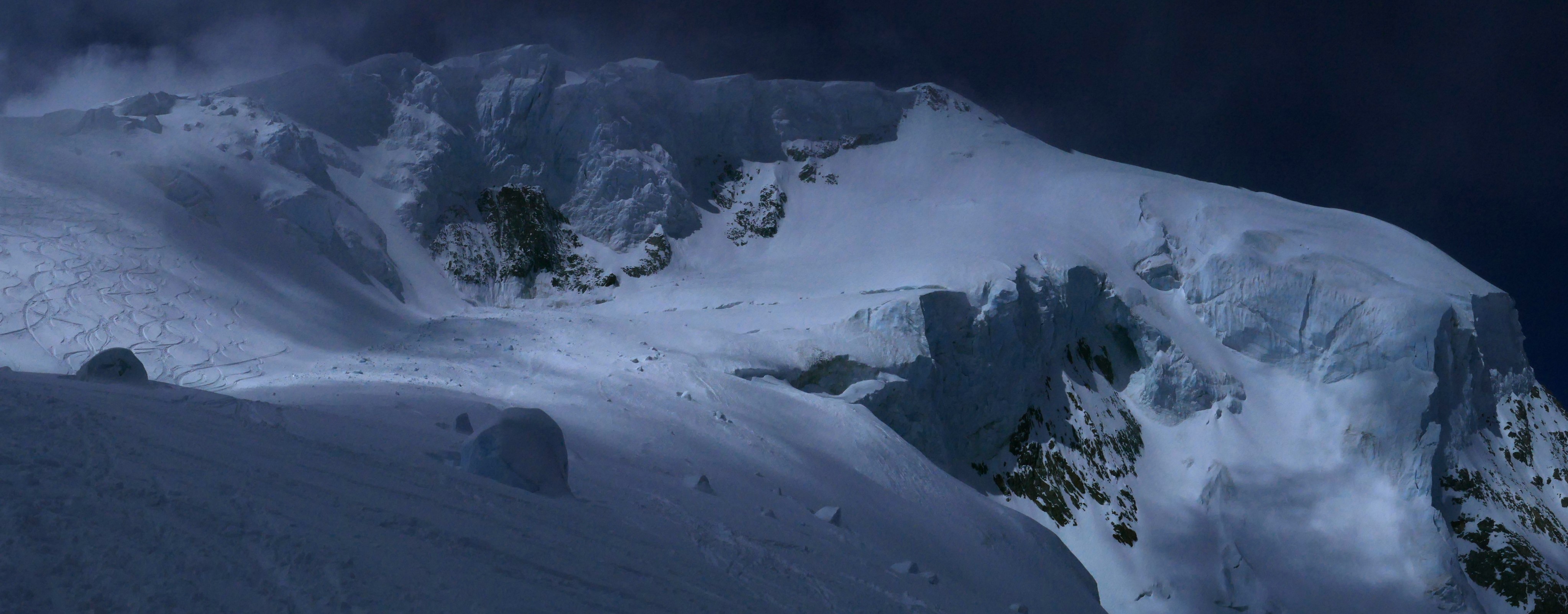 Arête des Cosmiques et Mont Blanc sous les spatules